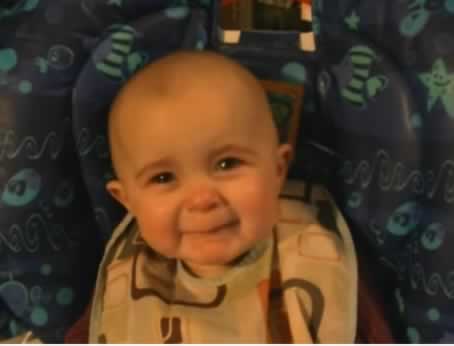 Bebê se Emociona ao ouvir a mãe cantar a música de Rod Stewart