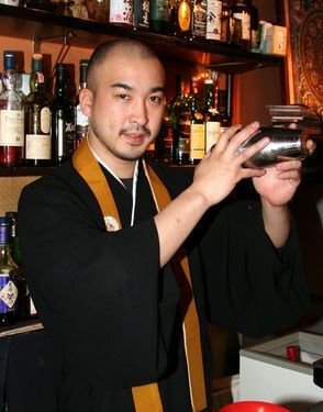 Monges fazem sucesso com barzinho budista