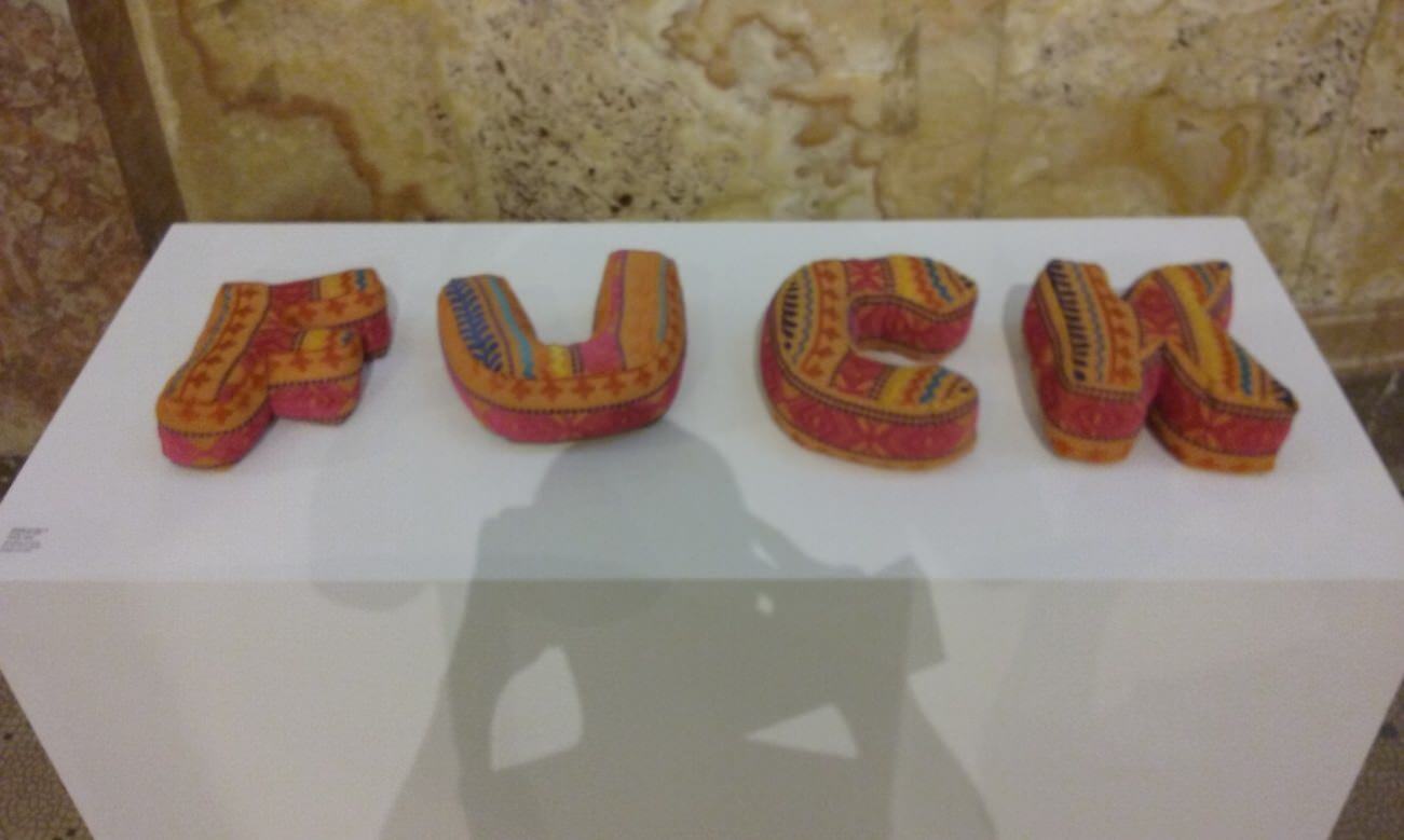 Banco Santander incentiva a pedofilia, putaria e ataque às religiões cristãs