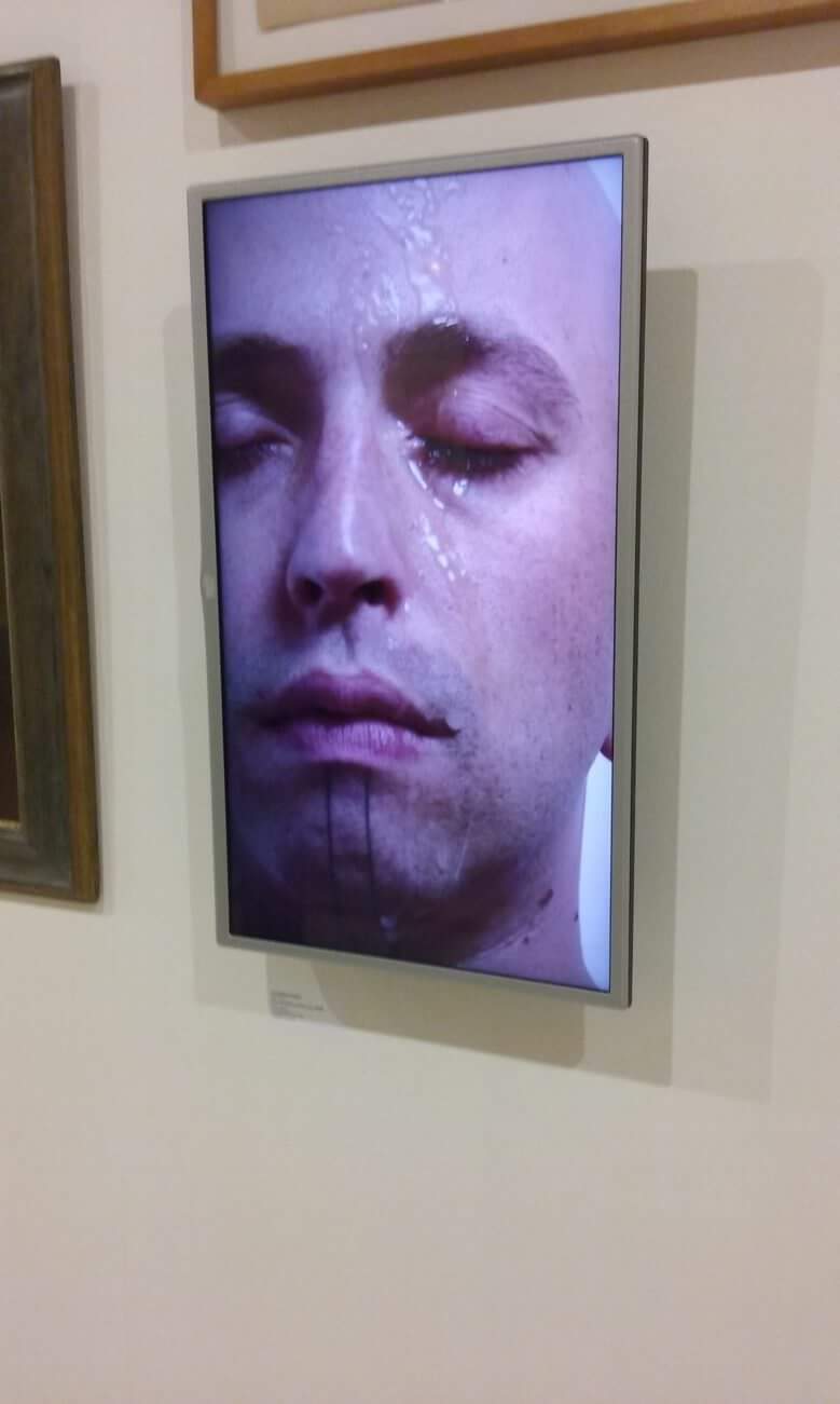 Banco Santander incentiva a pedofilia, putaria e ataque às religiões cristãs