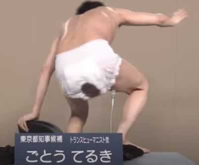 [VÍDEO] Candidato a prefeito de Tóquio despe-se na TV e mostra como a política é suja