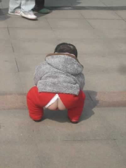 Kai dang ku, a tradicional calça infantil chinesa com fendas na parte de trás