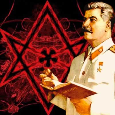 Stalin com desenho de elemento místico ao fundo