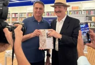 Participação de Bolsonaro em lançamento de livro de comunista causa onda de indignação nos conservadores no X-Twitter