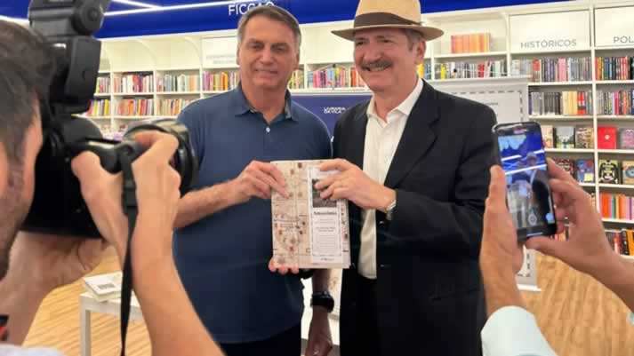 Participação de Bolsonaro em lançamento de livro de comunista causa onda de indignação nos conservadores no X-Twitter